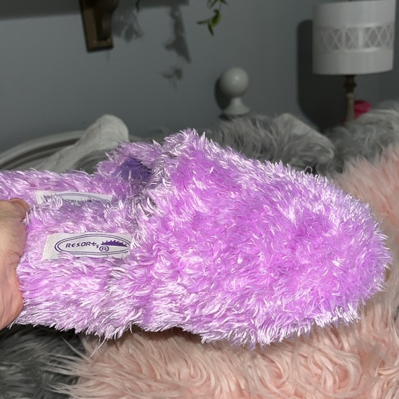 Resorts Purple Fluffy Slippers Womens 5/6 House Shoes Comfy Slip On - Picture 12 of 16